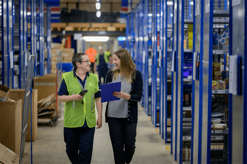 Warehouse worker using বারকোড স্ক্যানার